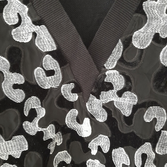 BCBG MAXAZRIA unique v-neck sweater/shirt. Size Small - Picture 4 of 5